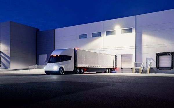 Tesla Semi Truck parked close to a warehouse