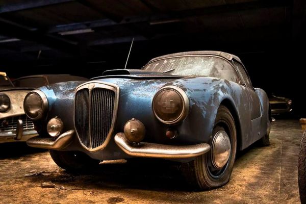 Vintage car found in a barn in Netherlands 