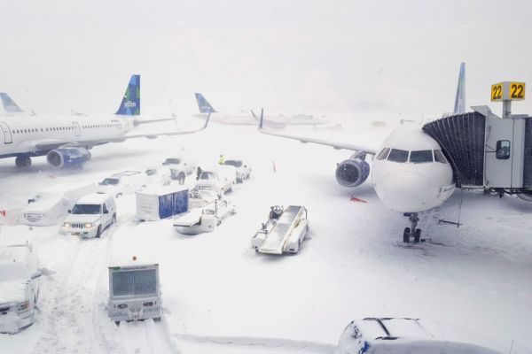 snow at the Airport causing flight delay