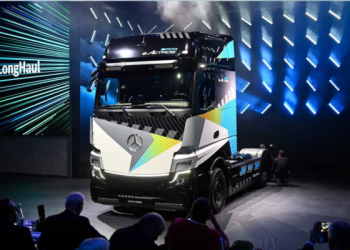 Daimler Truck Q2 sales drop 15%, electric vehicle sales surge 69%