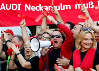 Thousands of Audi employees protesting